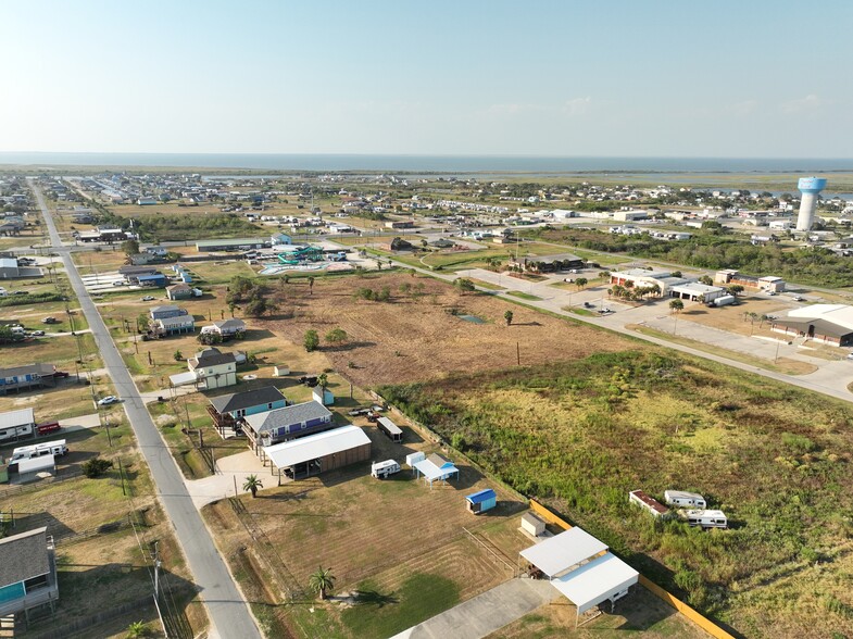 985 Noble Carl Dr, Crystal Beach, TX for sale - Building Photo - Image 2 of 9