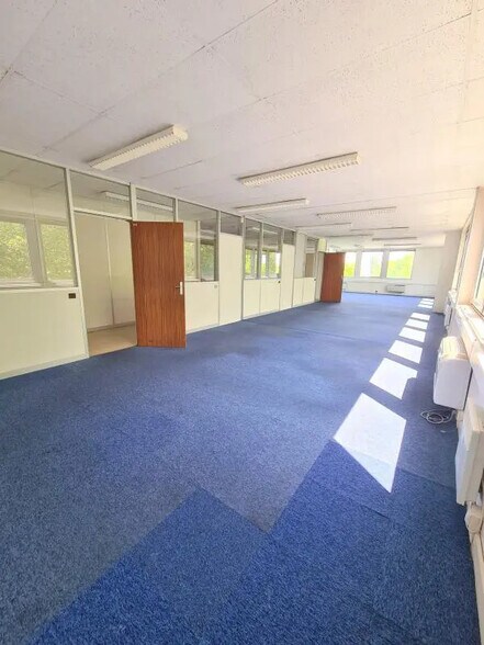 Office in Buc to rent - Interior Photo - Image 3 of 11