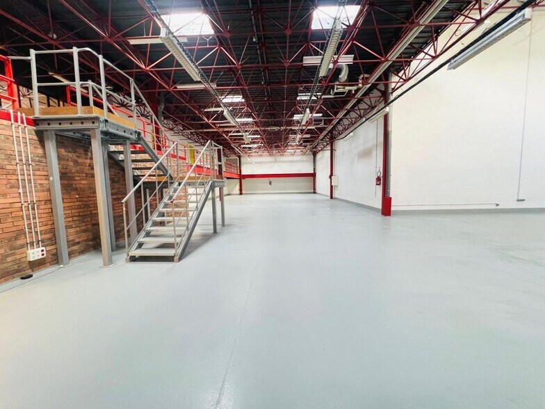 Light Industrial in Montigny-le-Bretonneux to rent - Building Photo - Image 3 of 20