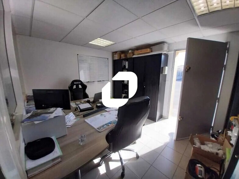 Retail in Eysines to rent - Interior Photo - Image 2 of 4