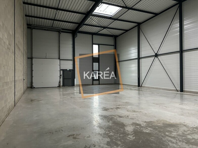 Industrial in Serris to rent - Interior Photo - Image 2 of 5