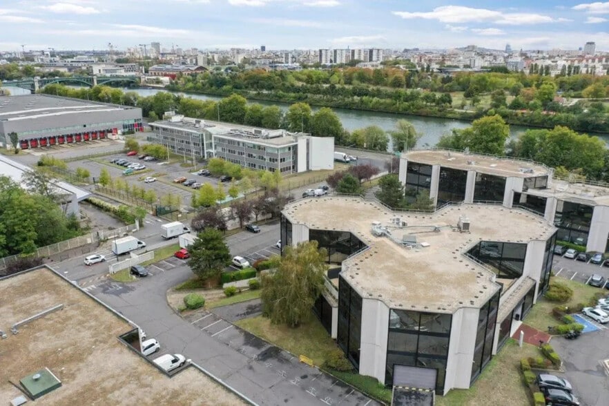 1/9 Avenue Du Marais, Argenteuil to rent - Aerial - Image 3 of 23