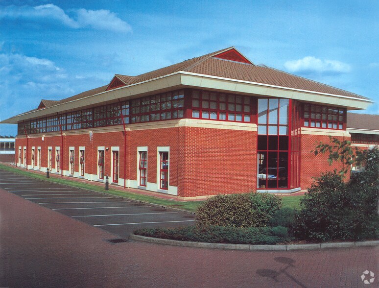 2 Woodbrook Cres, Billericay to rent - Building Photo - Image 2 of 2