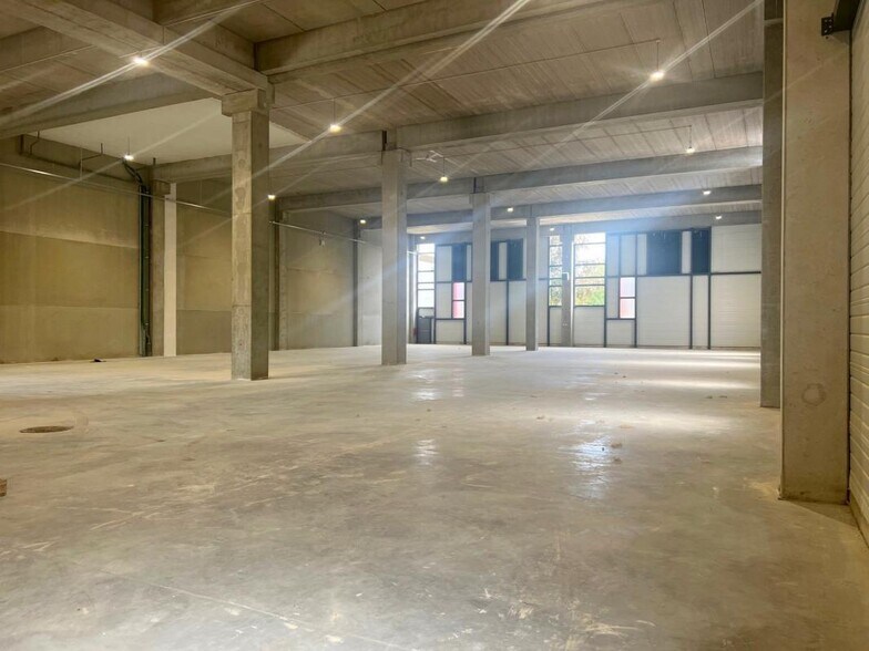 Light Industrial in Élancourt to rent - Building Photo - Image 3 of 27
