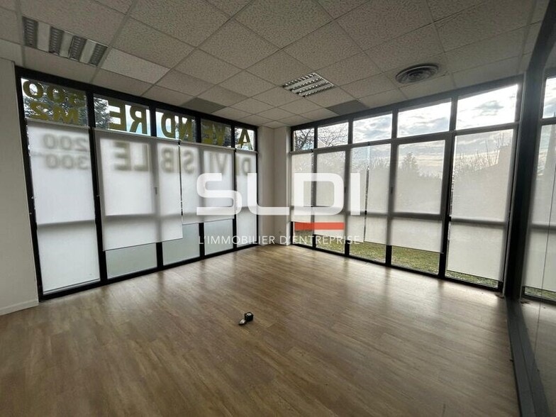 Avenue Charles De Gaulle, Saint-Didier-au-Mont-d'Or for sale - Interior Photo - Image 3 of 14