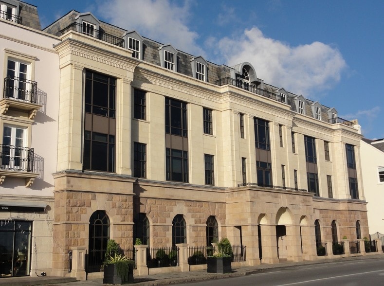 Glategny Esplanade, Guernsey to rent - Building Photo - Image 3 of 6