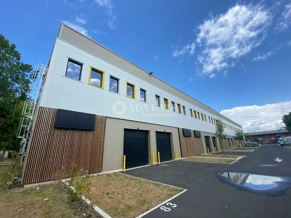 Light Industrial in Fresnes to rent Building Photo- Image 1 of 12