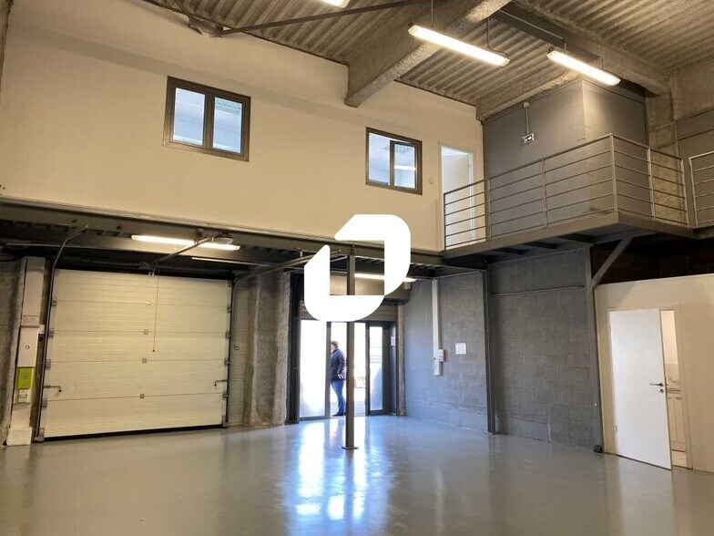 Light Industrial in Villeneuve-la-Garenne to rent - Interior Photo - Image 2 of 7