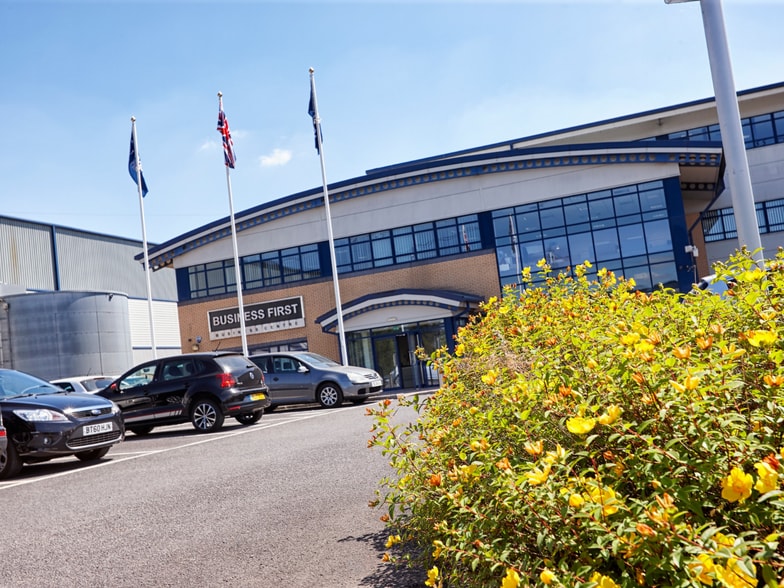 Mead Way, Burnley to rent - Building Photo - Image 2 of 24