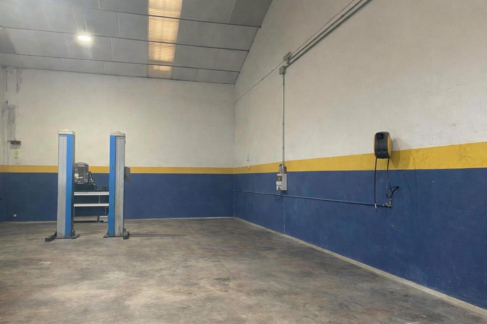 Industrial in Azuqueca de Henares, Guadalajara for sale Primary Photo- Image 1 of 3