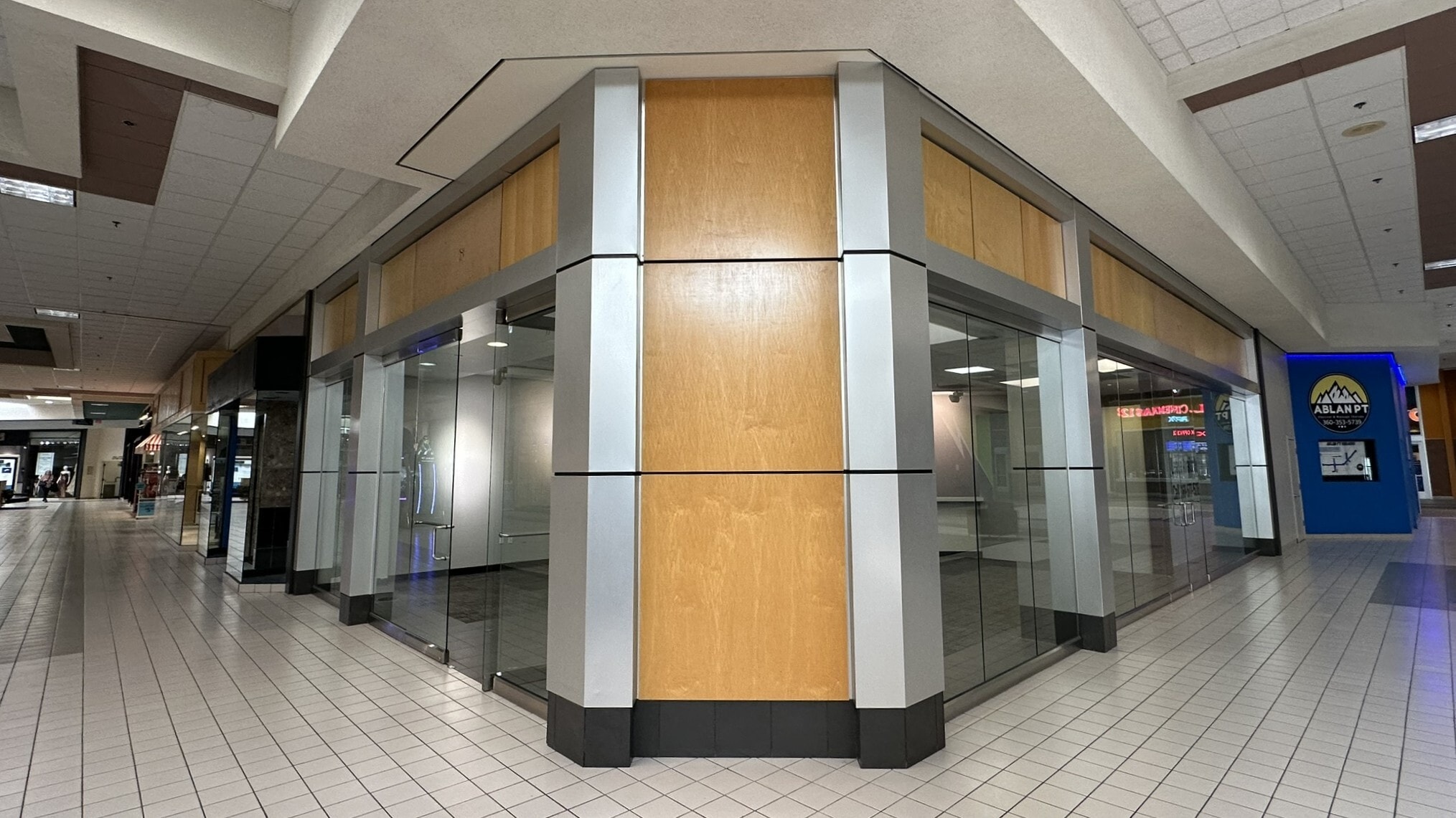 341-351 Three Rivers Dr, Kelso, WA to rent Interior Photo- Image 1 of 7