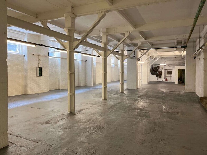 11 Sandown Rd, Watford for sale - Building Photo - Image 1 of 3