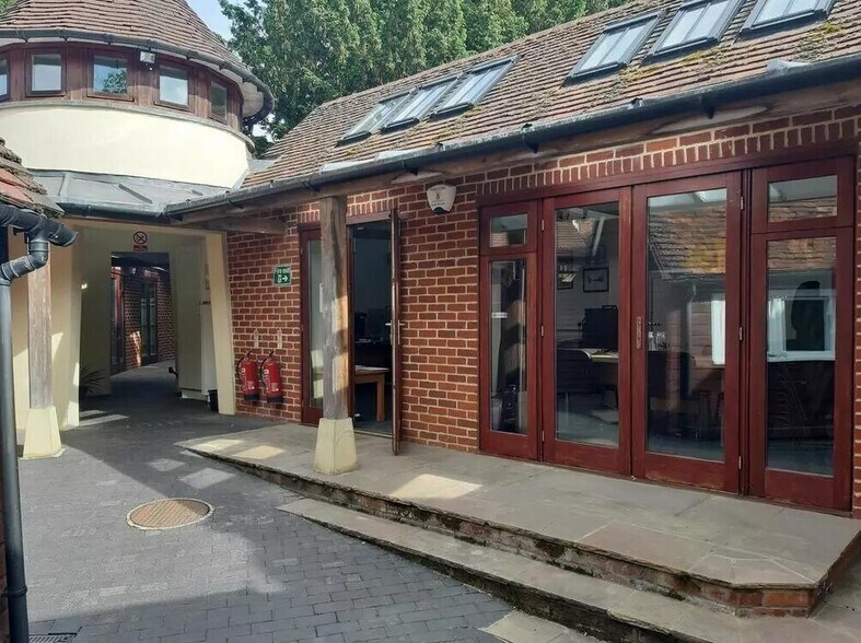 High St, Ripley to rent - Primary Photo - Image 1 of 5