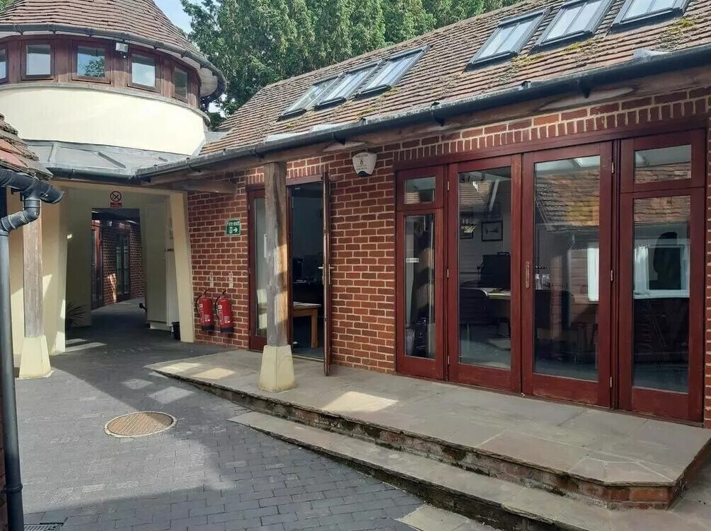 High St, Ripley to rent Primary Photo- Image 1 of 6