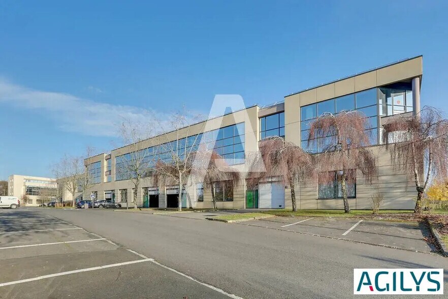 Light Industrial in Les Ulis to rent - Building Photo - Image 2 of 5
