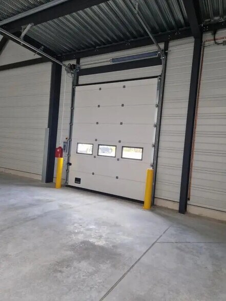 Light Industrial in Pontoise to rent - Building Photo - Image 2 of 11