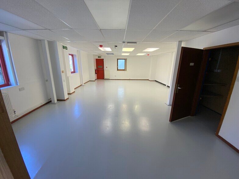 10-11 Caxton Ct, St Albans to rent - Building Photo - Image 3 of 6