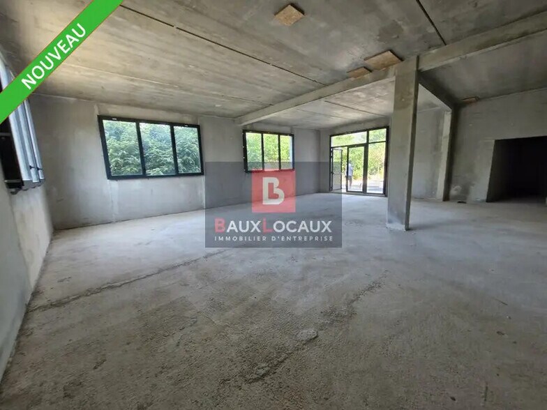 Retail in Aubagne to rent - Interior Photo - Image 2 of 5