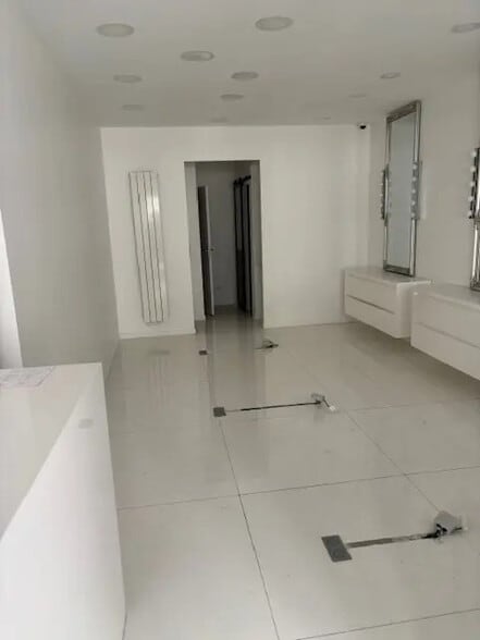 Retail in Paris for sale - Interior Photo - Image 1 of 5