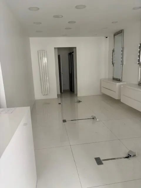 Retail in Paris for sale Interior Photo- Image 1 of 6