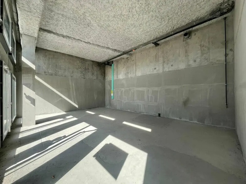 Retail in Le Pont-de-Claix for sale - Interior Photo - Image 3 of 5