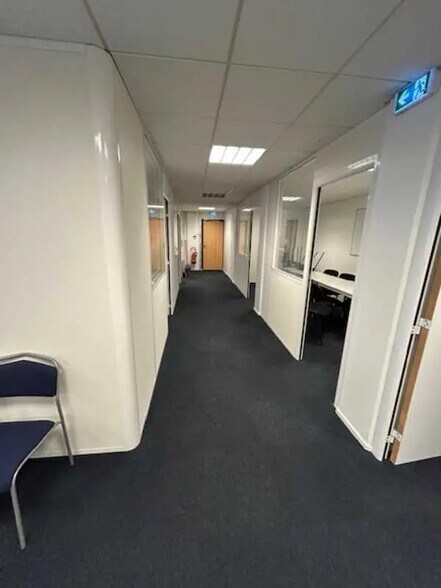 Office in Villeurbanne to rent - Interior Photo - Image 2 of 9