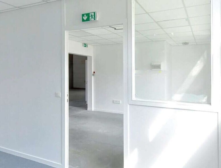 Light Industrial in Lyon to rent - Interior Photo - Image 3 of 4