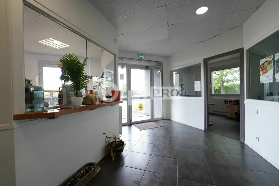 Office in Rillieux-la-Pape to rent Interior Photo- Image 1 of 11
