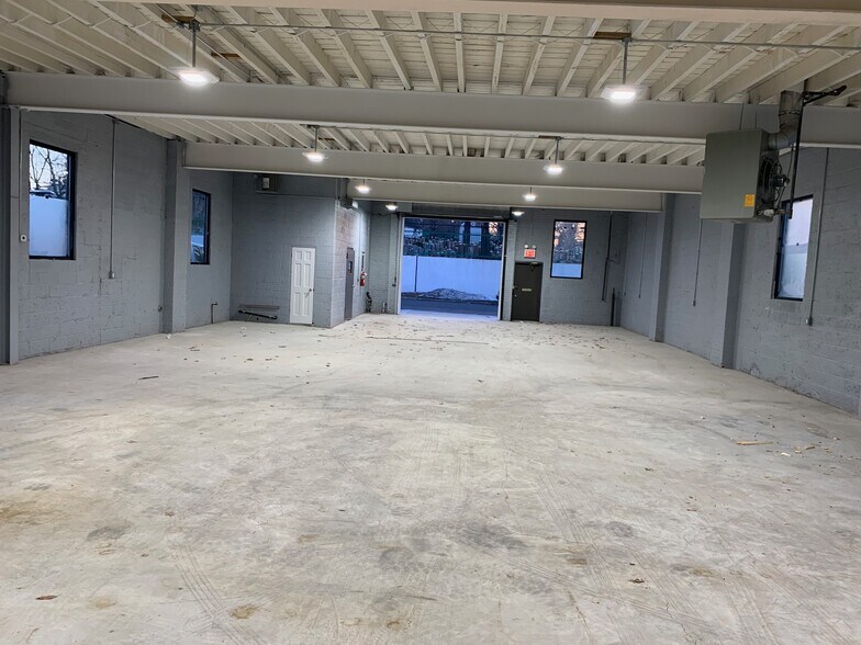 5925 Fresh Meadow Ln, Flushing 11365 3200SF Warehouse plus office & 2800 SF Yard UK