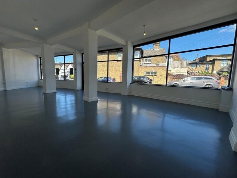 58-62 Elm Rd, Leigh On Sea to rent - Interior Photo - Image 2 of 6