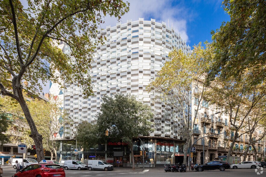 Office in Barcelona, Barcelona to rent - Building Photo - Image 3 of 4