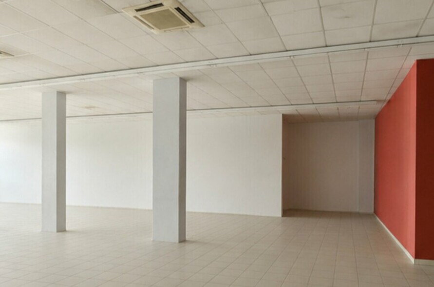 Retail in Marseille to rent - Interior Photo - Image 2 of 4