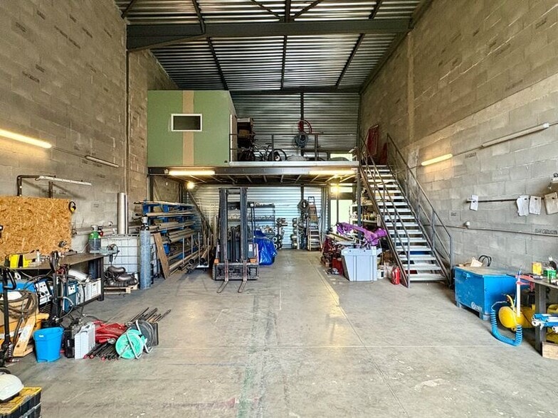 Light Industrial in Saint-Genis-les-Ollières to rent - Building Photo - Image 2 of 4