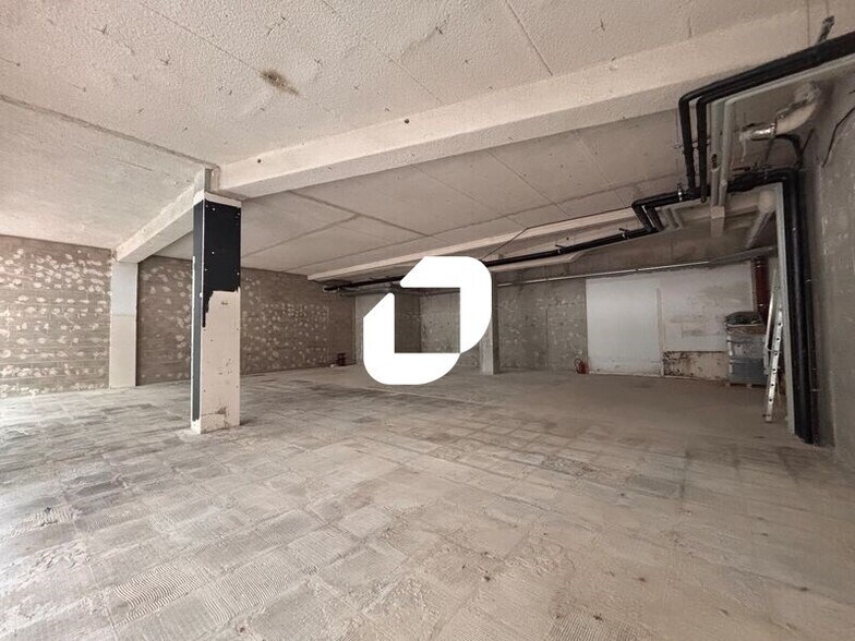 Retail in Boulogne-Billancourt to rent - Interior Photo - Image 3 of 3