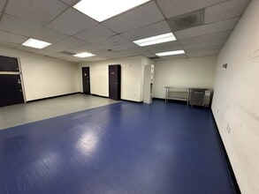 18607 Ventura Blvd, Tarzana, CA to rent Interior Photo- Image 2 of 2