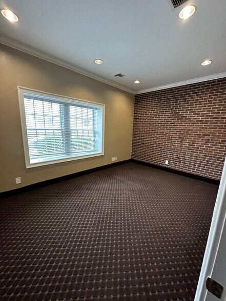 25 Nassau Ln, Island Park, NY for rent - Interior Photo - Image 3 of 40