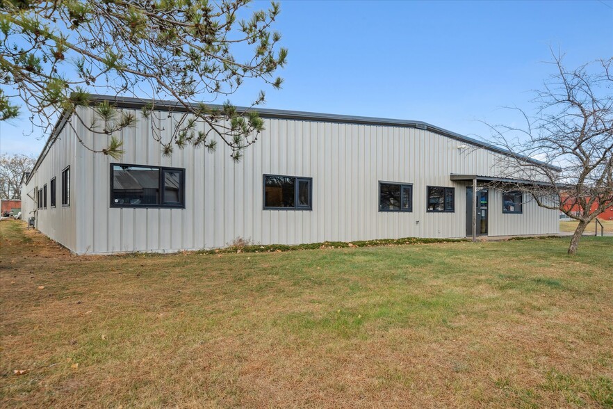 605 Industrial Pky, Saint Croix Falls, WI for rent - Building Photo - Image 3 of 30