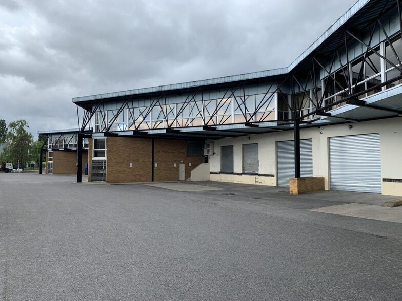 Industrial in Morangis to rent - Building Photo - Image 1 of 12