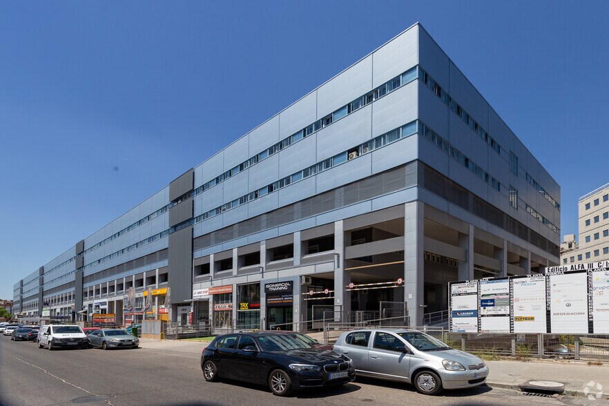 Calle de Isabel Colbrand, 10-12, Madrid, Madrid to rent - Building Photo - Image 2 of 18