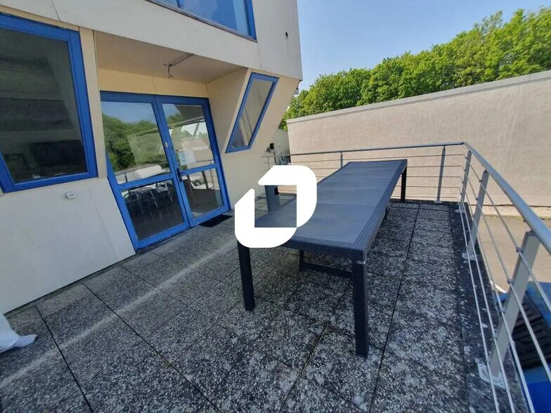 68 Rue De La Croix De L'Orme, Morainvilliers to rent - Primary Photo - Image 2 of 12