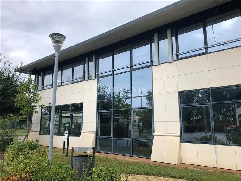 Light Industrial in Trappes to rent Building Photo- Image 1 of 2