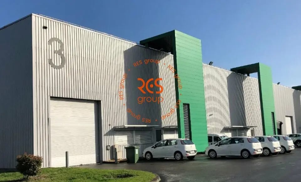 Location Entrepôt 1 690 m² - Photo 1
