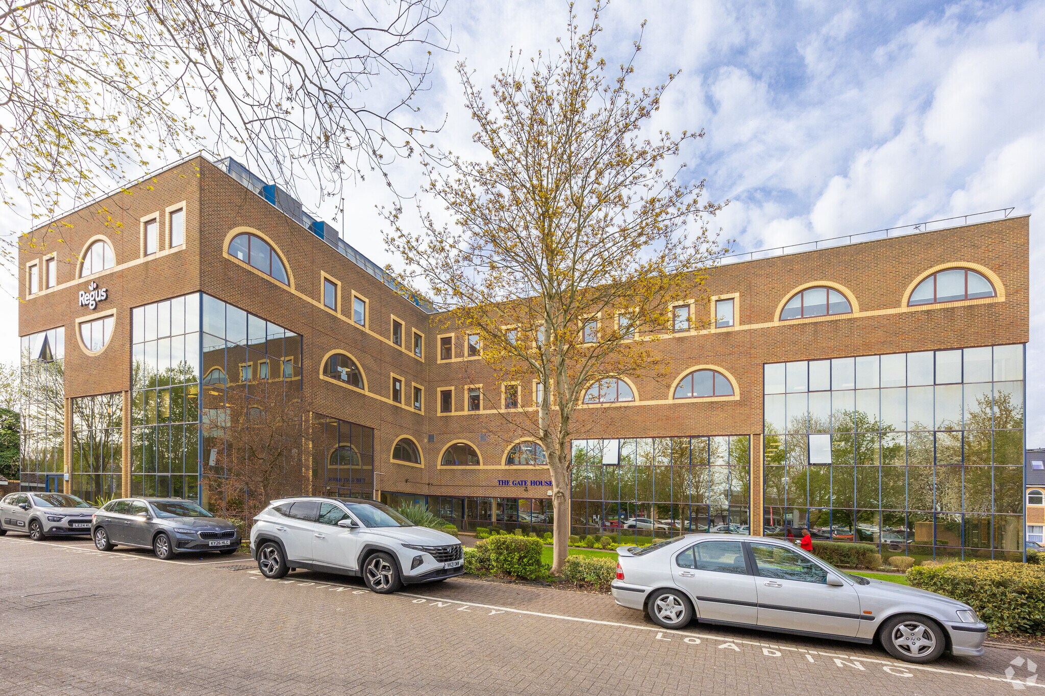 Gatehouse Rd, Aylesbury to rent Primary Photo- Image 1 of 3