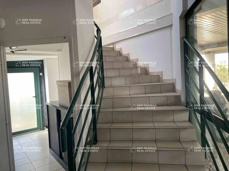 Light Industrial in Vitrolles to rent - Primary Photo - Image 2 of 20