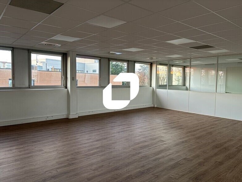 Rue Maryse Bastié, Bron to rent - Interior Photo - Image 2 of 11