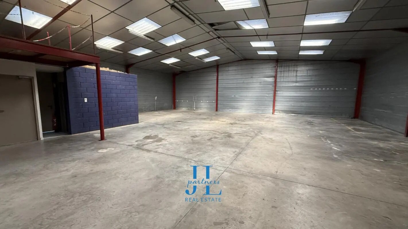 Industrial in Carbon-Blanc to rent Interior Photo- Image 1 of 10