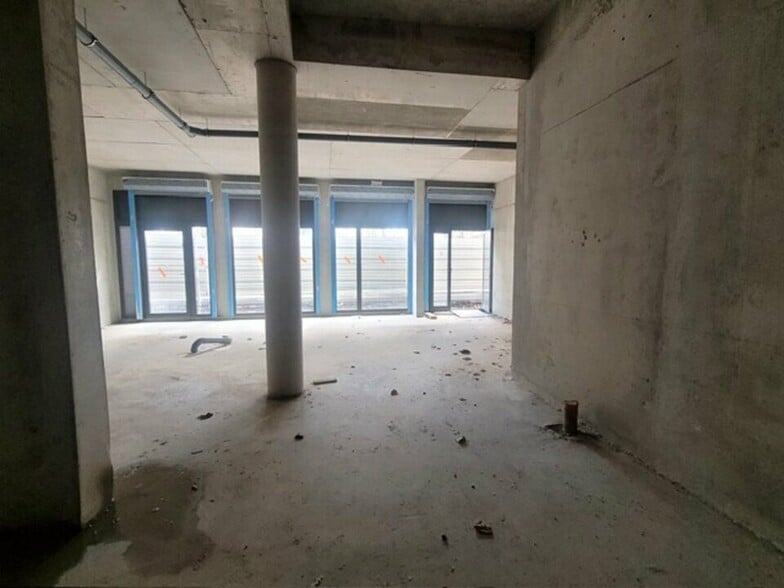 Retail in Bonneuil-sur-Marne to rent - Interior Photo - Image 2 of 14