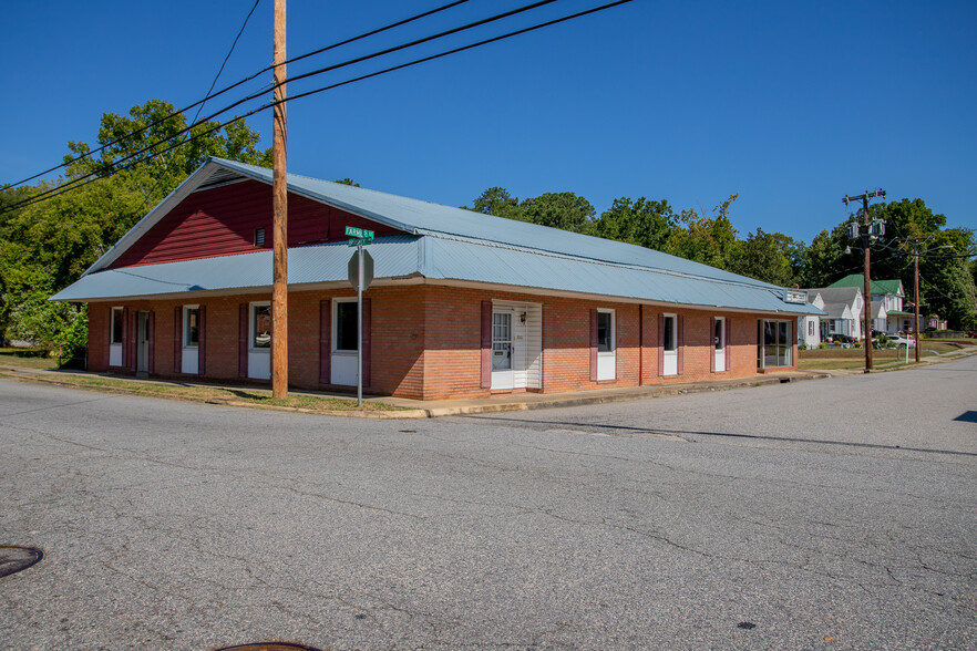 300 Brunswick Ave, Emporia, VA for sale - Primary Photo - Image 1 of 52