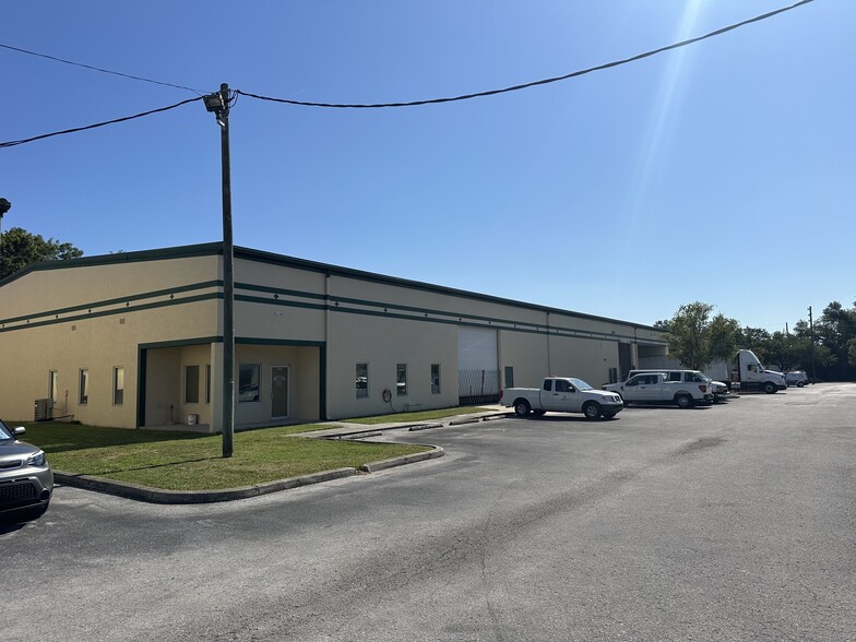 13000 Automobile Blvd N, Clearwater, FL for rent - Building Photo - Image 2 of 13