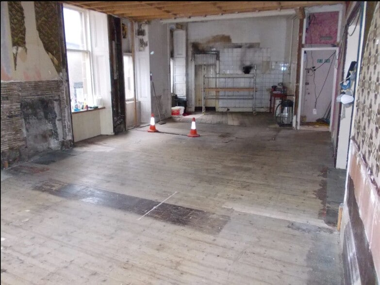 45 Main St, Campbeltown for sale - Interior Photo - Image 2 of 15